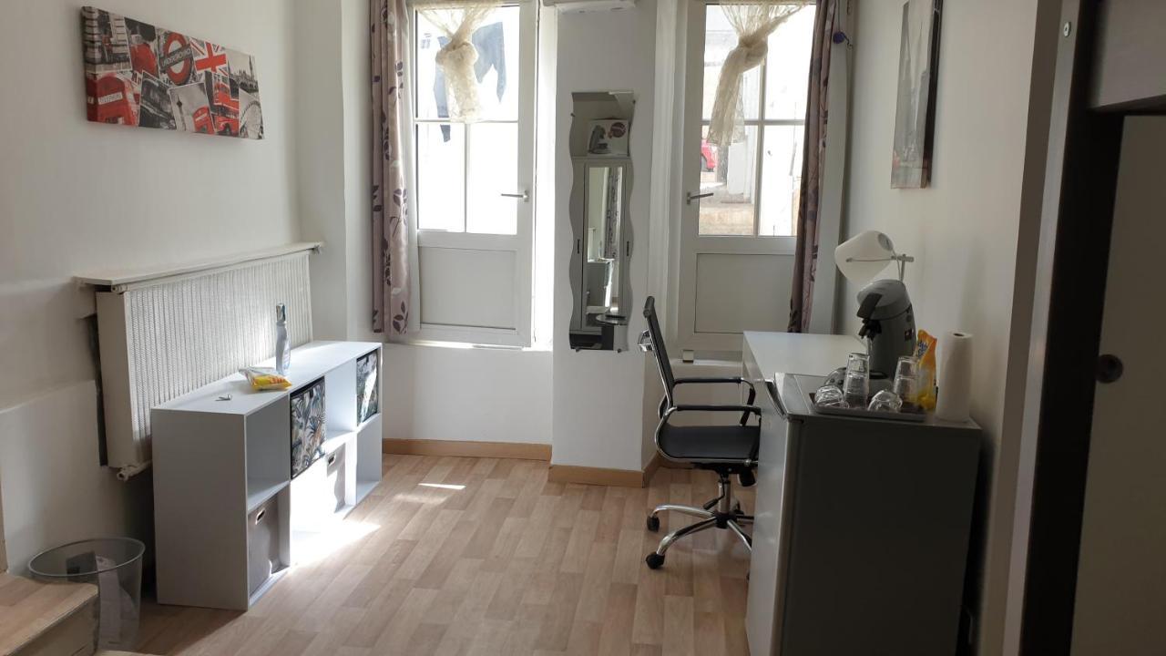 Chambres Poitiers Centre Ville - Salle De Bain, Refrigerateur, Tv Et Machine A Cafe Privatifs - Cuisine Commune - Terrasse - Hotel De Ville A 200M Exterior photo
