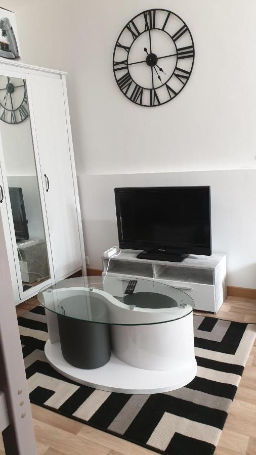 Chambres Poitiers Centre Ville - Salle De Bain, Refrigerateur, Tv Et Machine A Cafe Privatifs - Cuisine Commune - Terrasse - Hotel De Ville A 200M Exterior photo