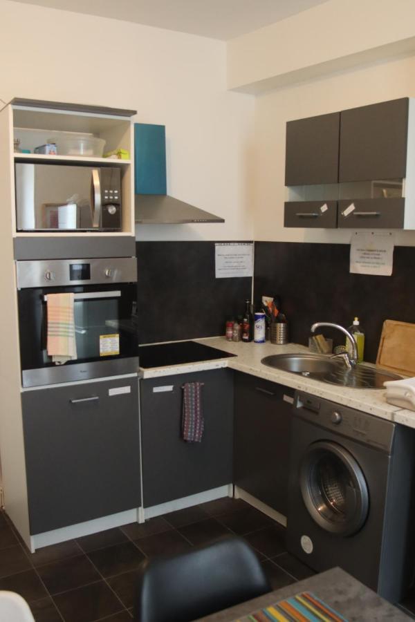 Chambres Poitiers Centre Ville - Salle De Bain, Refrigerateur, Tv Et Machine A Cafe Privatifs - Cuisine Commune - Terrasse - Hotel De Ville A 200M Exterior photo