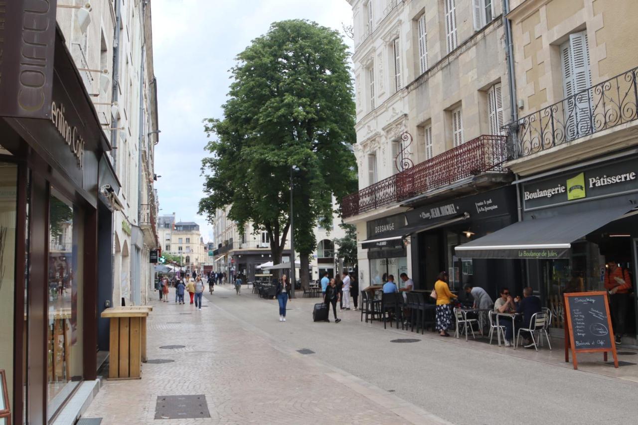 Chambres Poitiers Centre Ville - Salle De Bain, Refrigerateur, Tv Et Machine A Cafe Privatifs - Cuisine Commune - Terrasse - Hotel De Ville A 200M Exterior photo