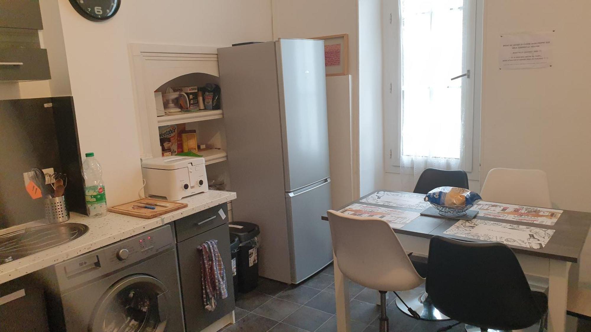 Chambres Poitiers Centre Ville - Salle De Bain, Refrigerateur, Tv Et Machine A Cafe Privatifs - Cuisine Commune - Terrasse - Hotel De Ville A 200M Exterior photo