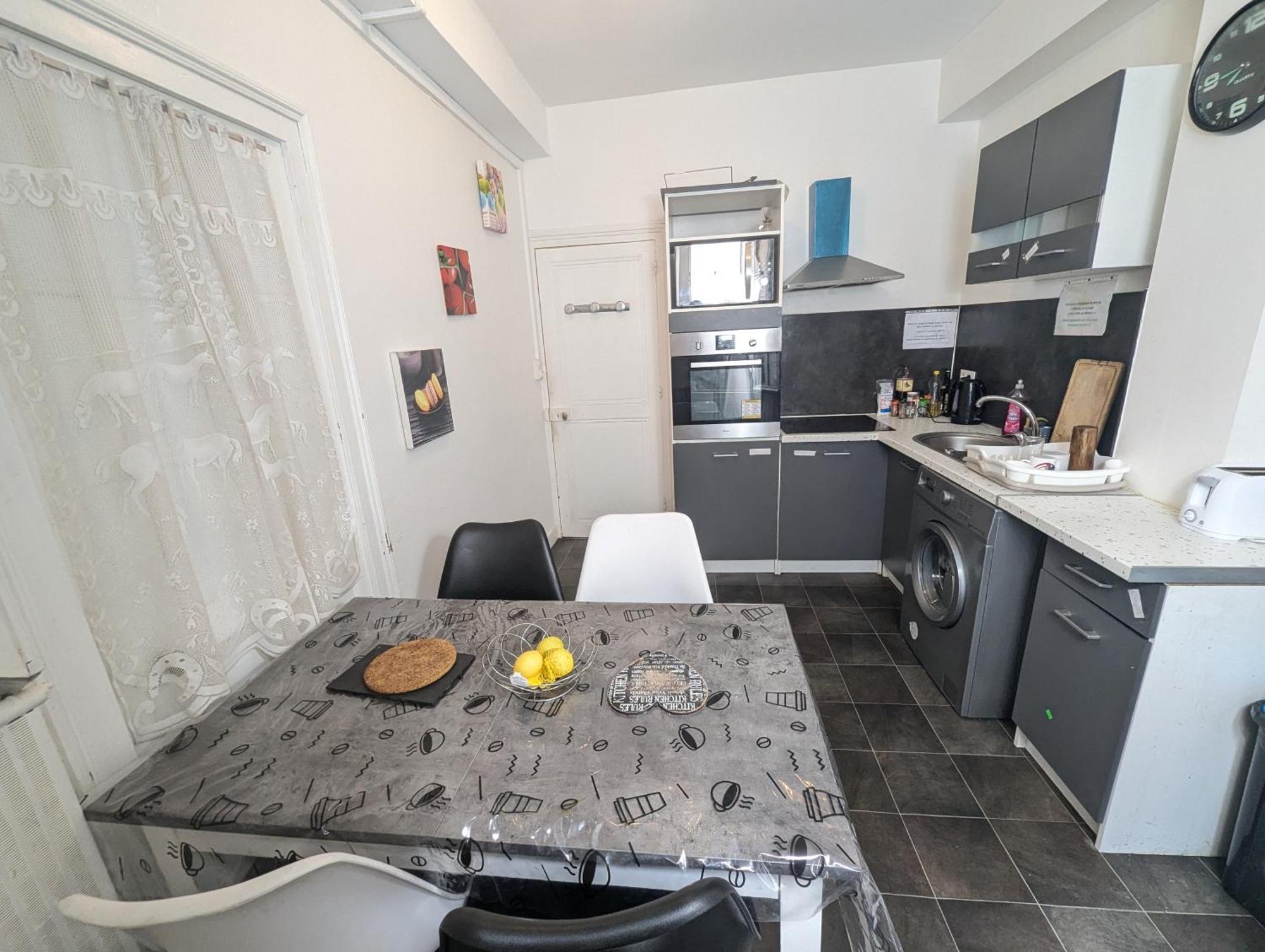 Chambres Poitiers Centre Ville - Salle De Bain, Refrigerateur, Tv Et Machine A Cafe Privatifs - Cuisine Commune - Terrasse - Hotel De Ville A 200M Exterior photo