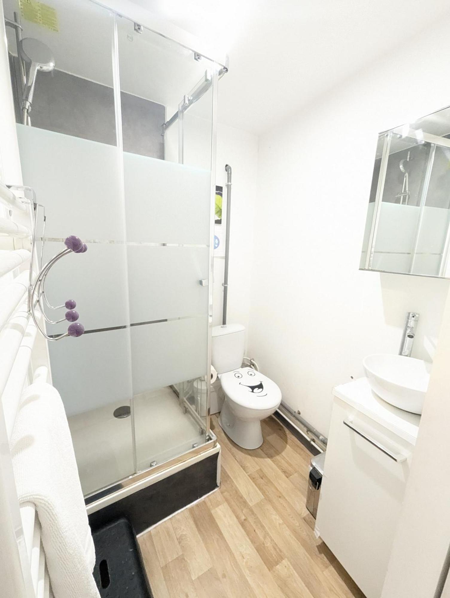 Chambres Poitiers Centre Ville - Salle De Bain, Refrigerateur, Tv Et Machine A Cafe Privatifs - Cuisine Commune - Terrasse - Hotel De Ville A 200M Exterior photo