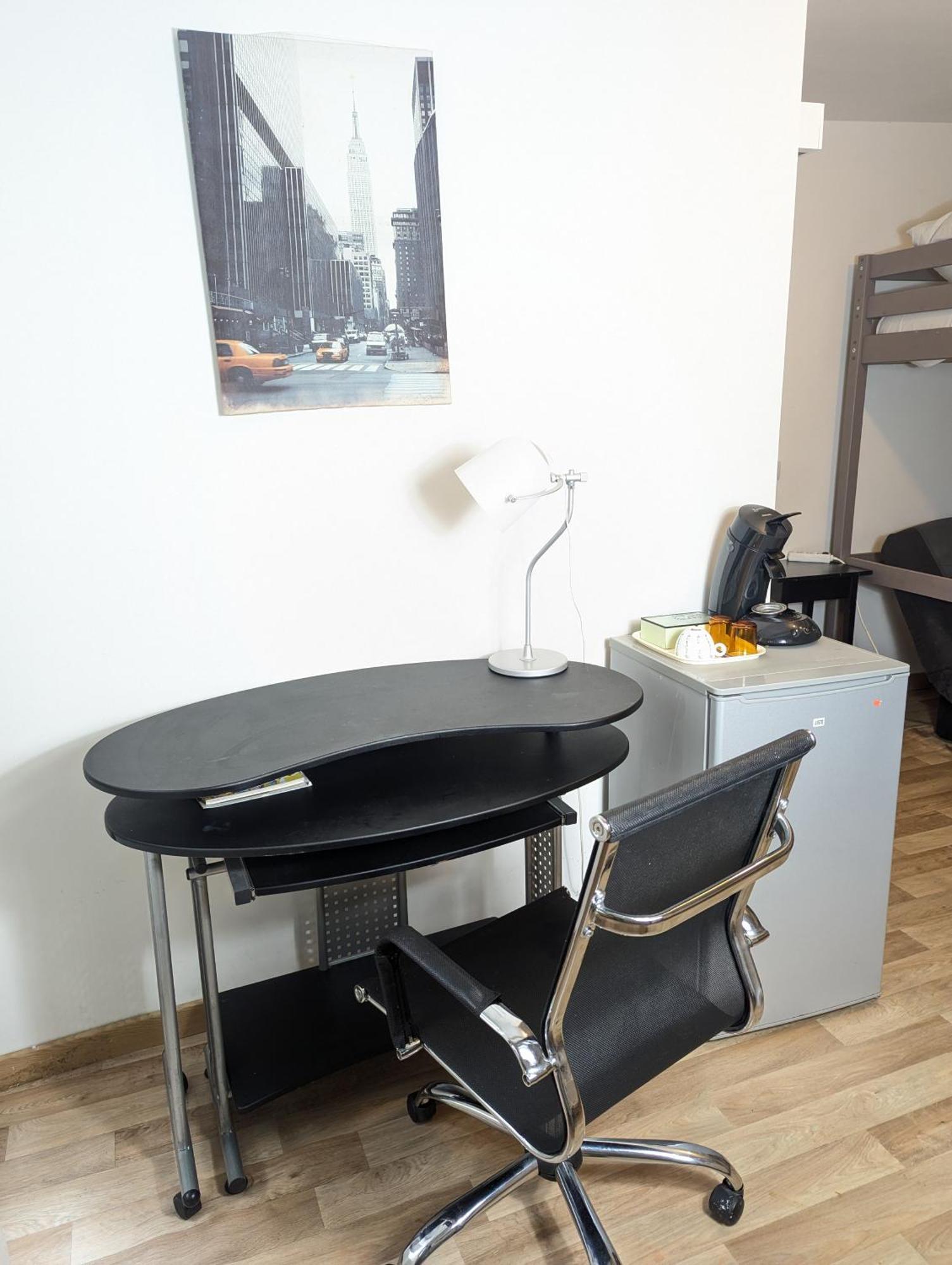Chambres Poitiers Centre Ville - Salle De Bain, Refrigerateur, Tv Et Machine A Cafe Privatifs - Cuisine Commune - Terrasse - Hotel De Ville A 200M Exterior photo