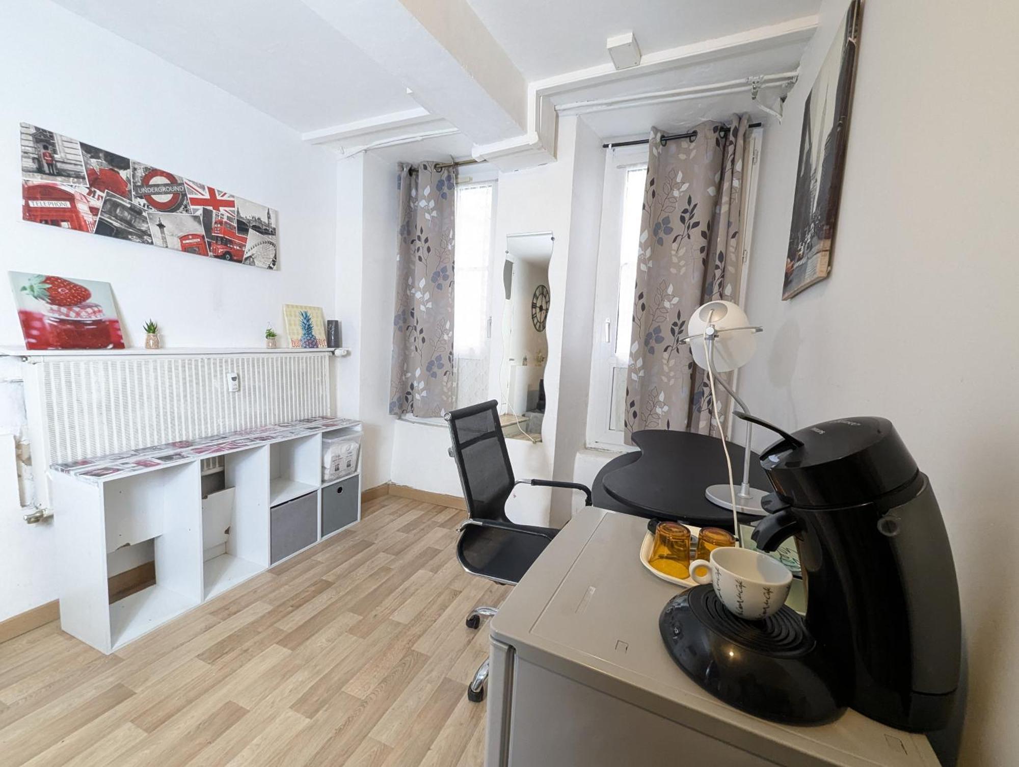 Chambres Poitiers Centre Ville - Salle De Bain, Refrigerateur, Tv Et Machine A Cafe Privatifs - Cuisine Commune - Terrasse - Hotel De Ville A 200M Exterior photo
