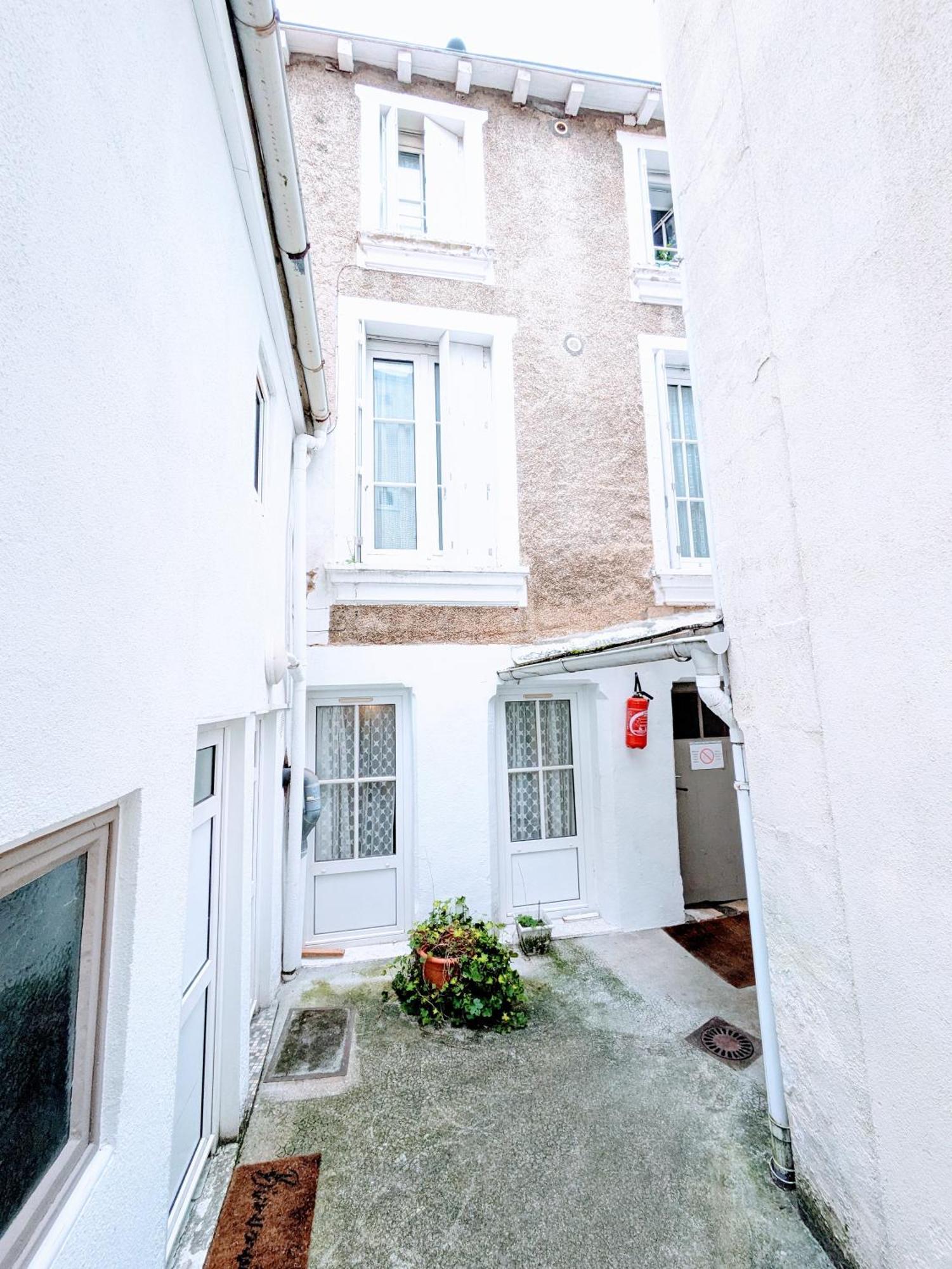 Chambres Poitiers Centre Ville - Salle De Bain, Refrigerateur, Tv Et Machine A Cafe Privatifs - Cuisine Commune - Terrasse - Hotel De Ville A 200M Exterior photo