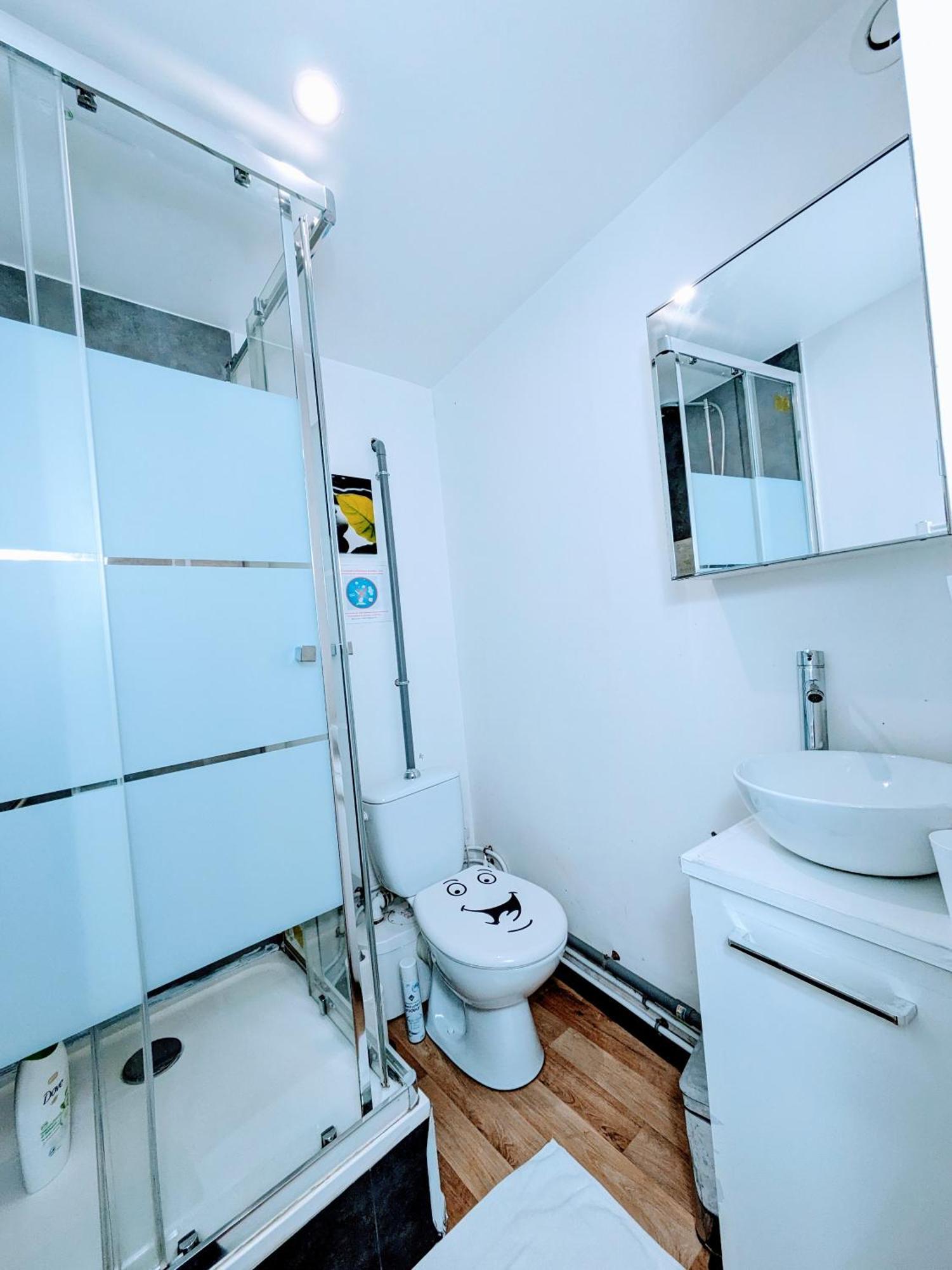 Chambres Poitiers Centre Ville - Salle De Bain, Refrigerateur, Tv Et Machine A Cafe Privatifs - Cuisine Commune - Terrasse - Hotel De Ville A 200M Exterior photo